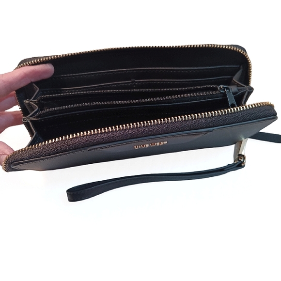 🎁 Nine West Full Size Wallet/Wristlet. Black with Gold Hardware. NWT - Picture 6 of 9